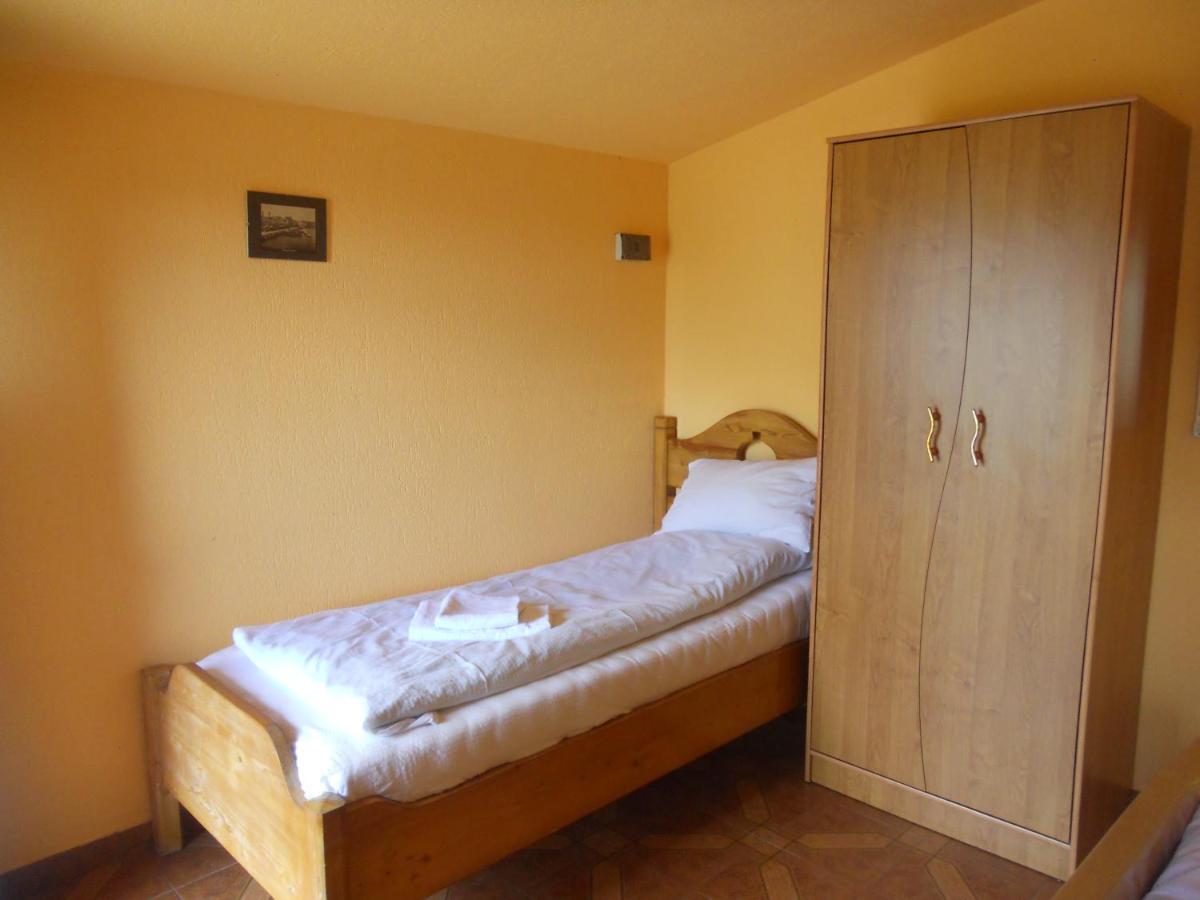 Pension, Camping & Biker Station Zur Deutschen Eiche Ciocanesti ภายนอก รูปภาพ